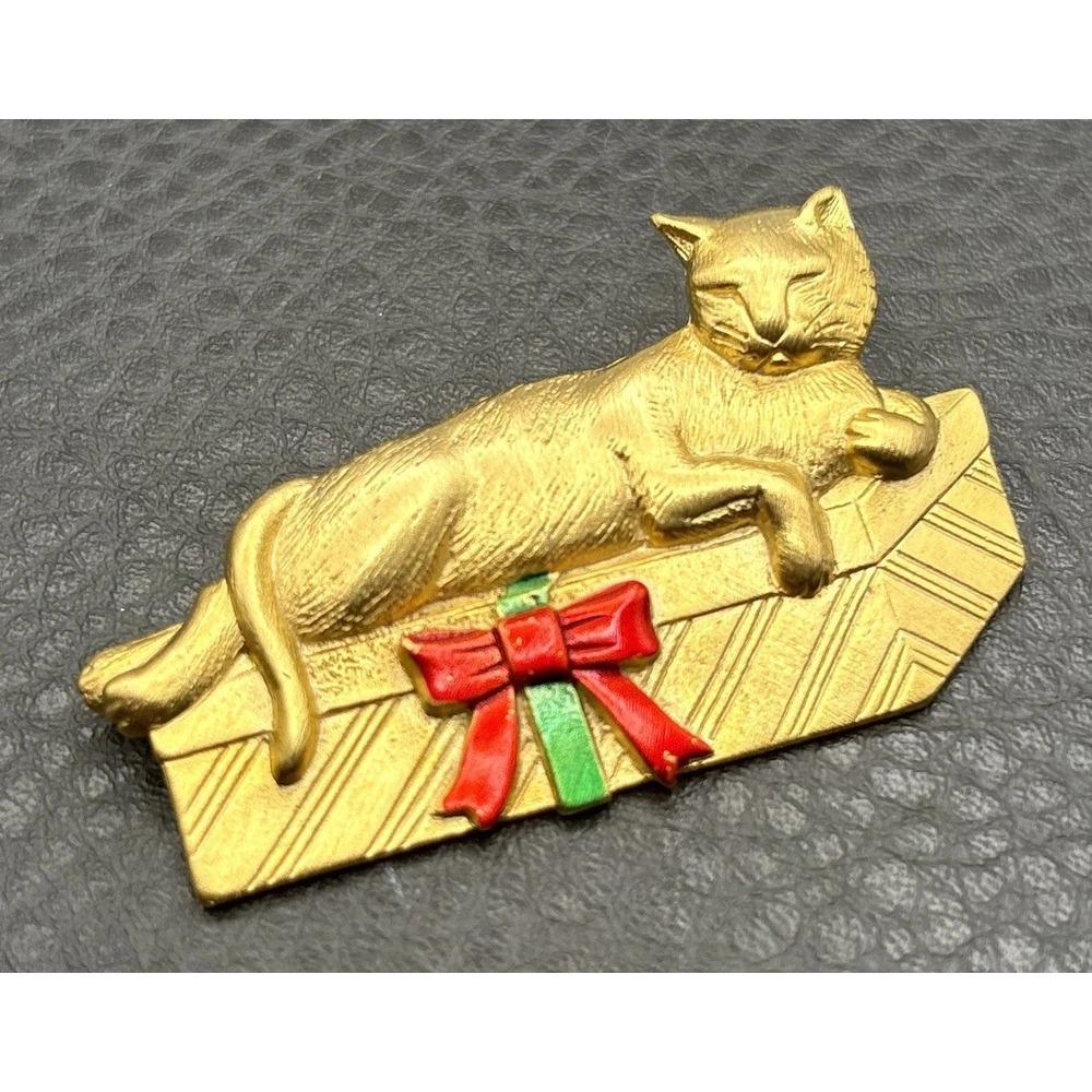 JJ Jonette Jewelry Gold Tone Sleeping Cat Present Christmas Brooch Red Green Bow